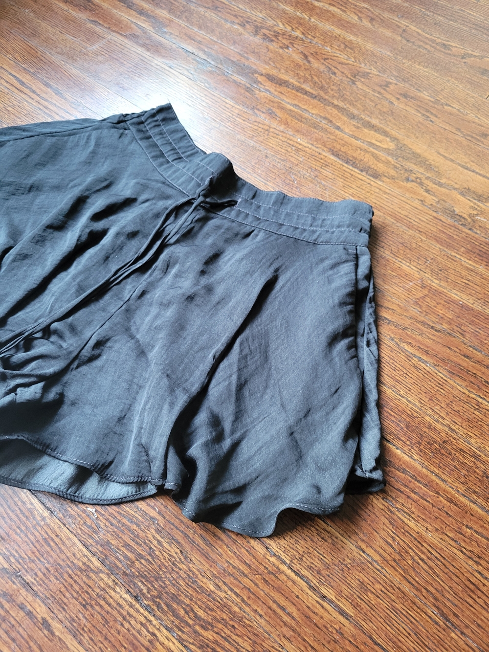 Divided (H&M) Ruffle Tiered Shorts Tassel Flowy Boho Black Size Small Silky Soft - Picture 4 of 17